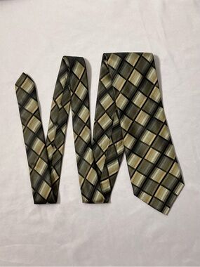 ⭐️ Roberto Villini Two-Tone Green Diamond Pattern 100% Silk Necktie